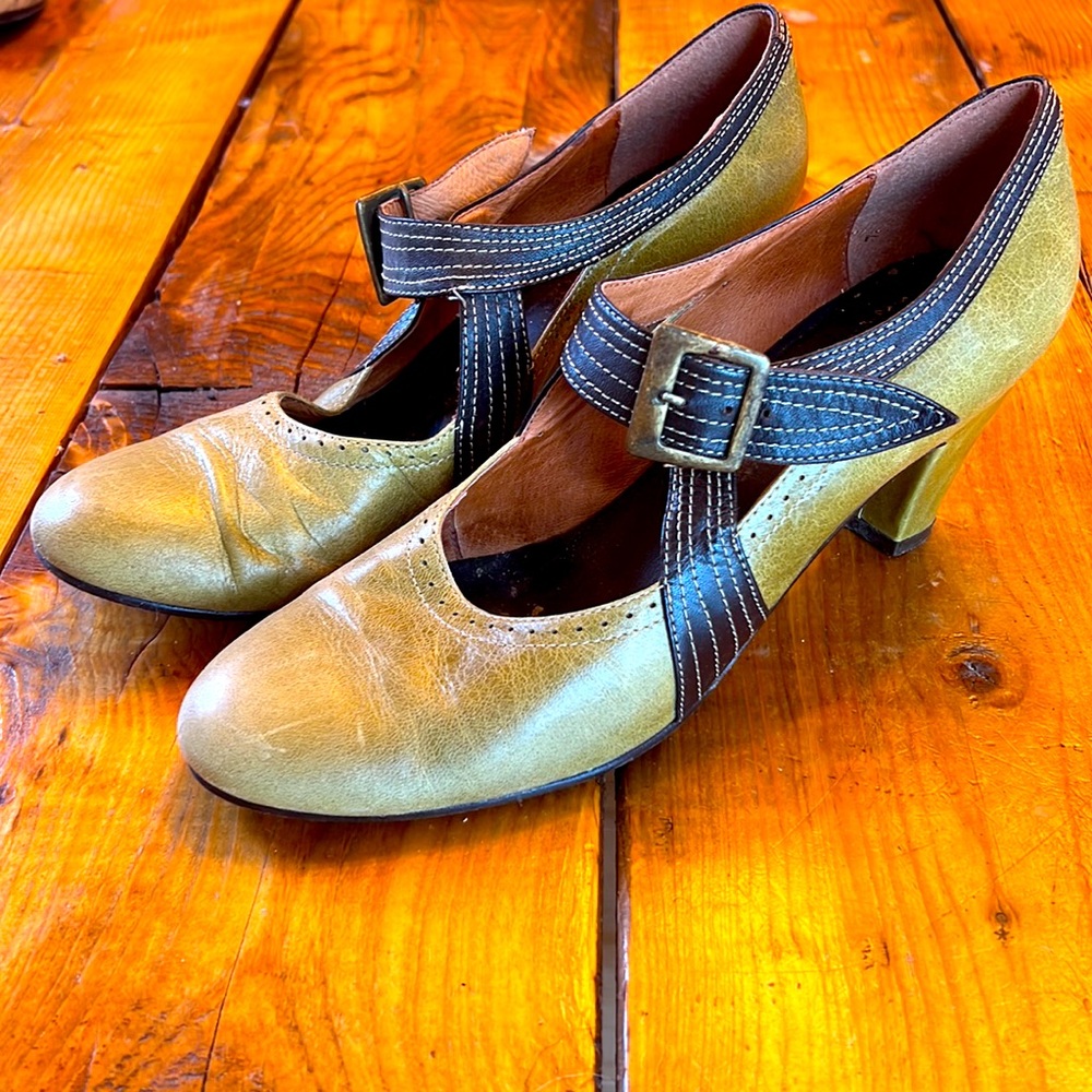 Women’s Re-Mix Deluxe Vintage Heels. Size 10.